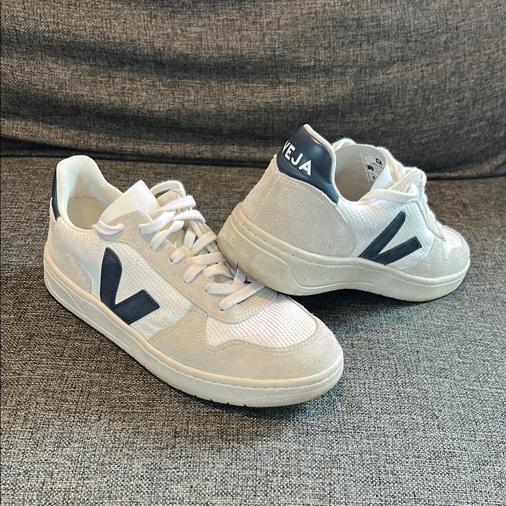 Mens Veja V-10